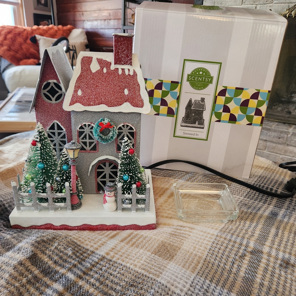 Scentsy Snowed In Warmer - Red and Green